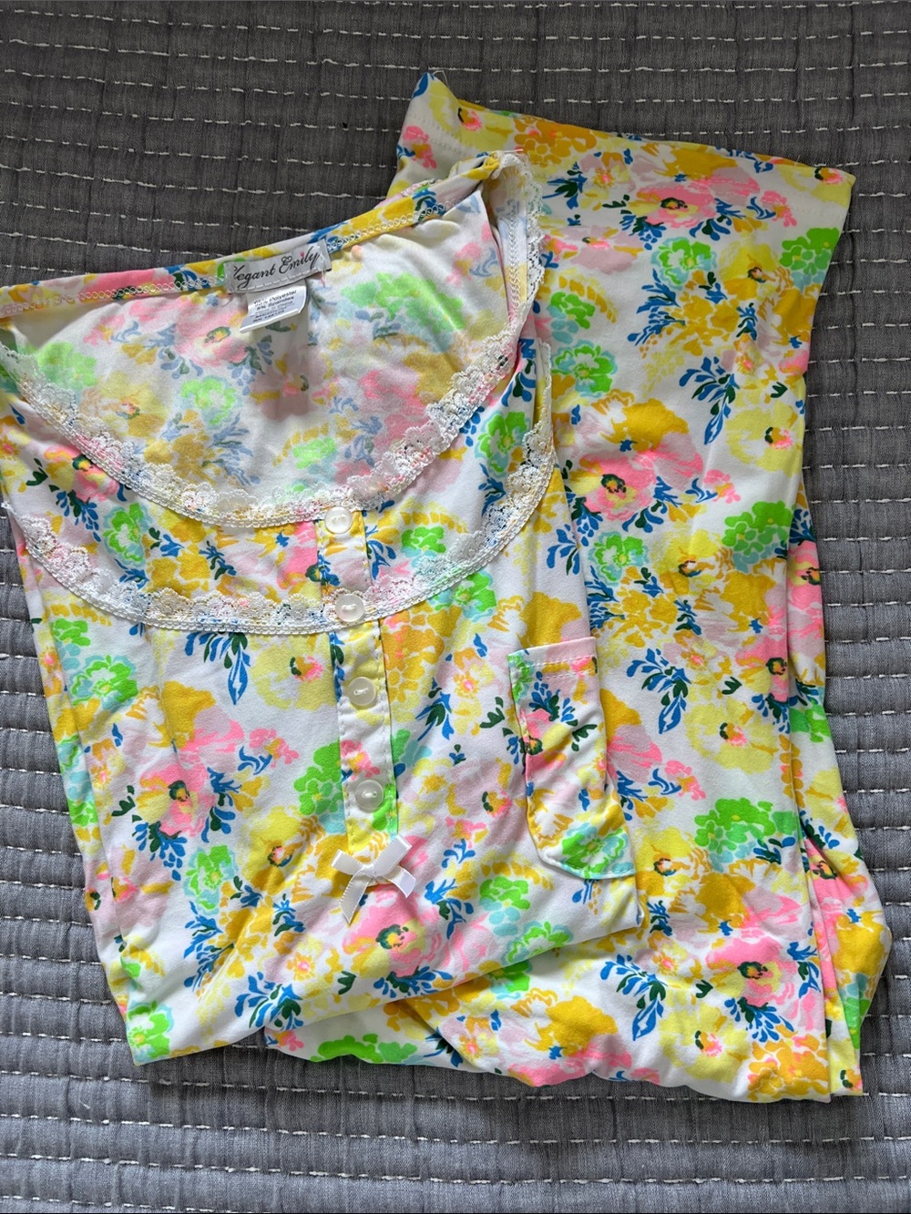 Size Medium Floral Pajama Set White with Yellow, Pink & Green Florwers Capri